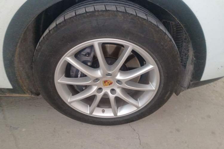 Used Porsche Cayenne 2024 Cayenne 3.0T Right Front Wheel Hub