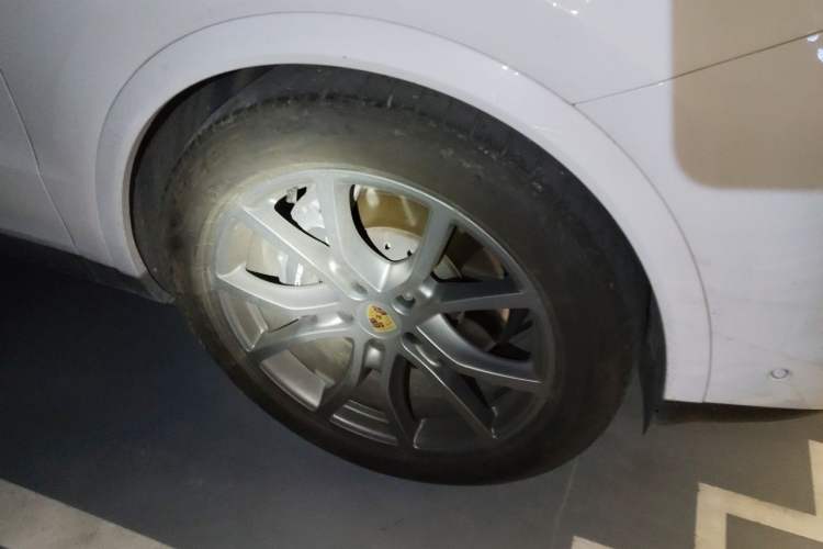Used Porsche Cayenne 2024 Cayenne 3.0T Right Front Wheel Hub
