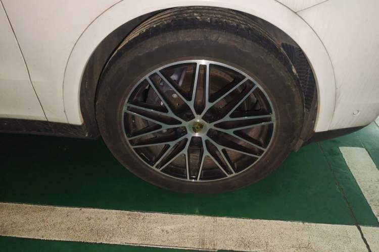 Used Porsche Cayenne 2024 Cayenne 3.0T Right Front Wheel Hub