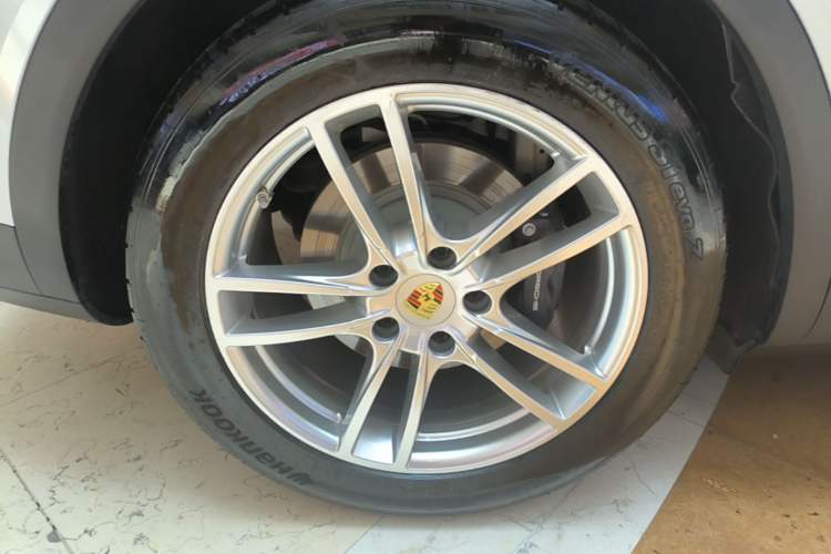 Used Porsche Cayenne 2024 Cayenne 3.0T Right Rear Wheel Hub