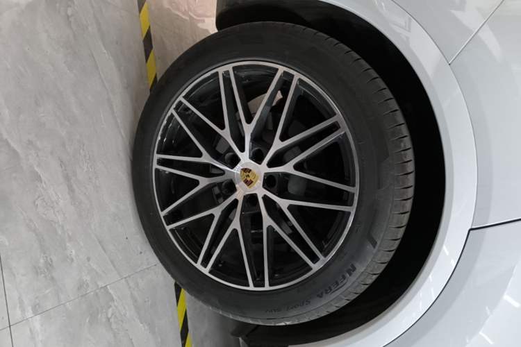 Used Porsche Cayenne 2024 Cayenne 3.0T Right Rear Wheel Hub