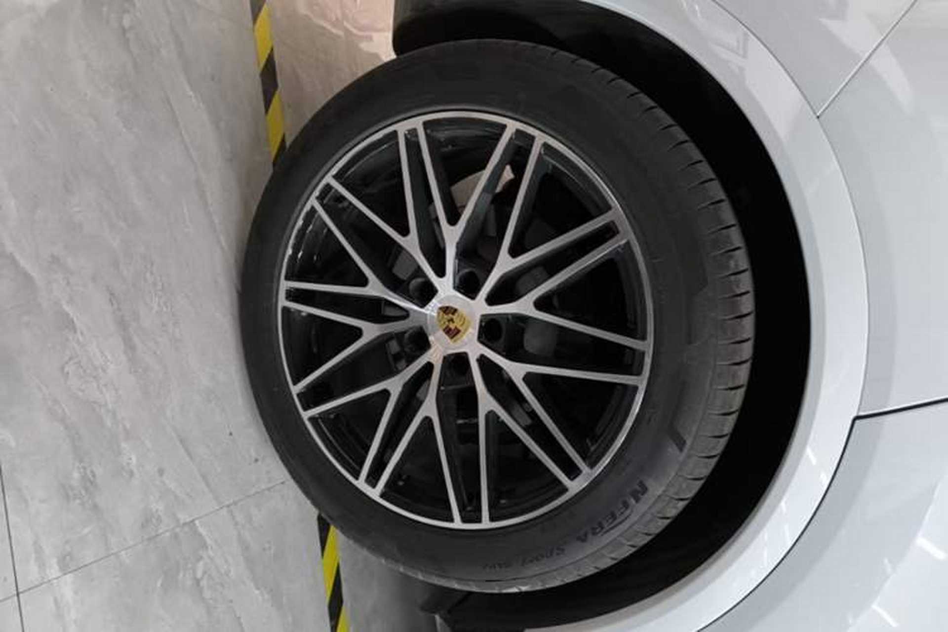 Used Porsche Cayenne 2024 Cayenne 3.0T Right Rear Wheel Hub