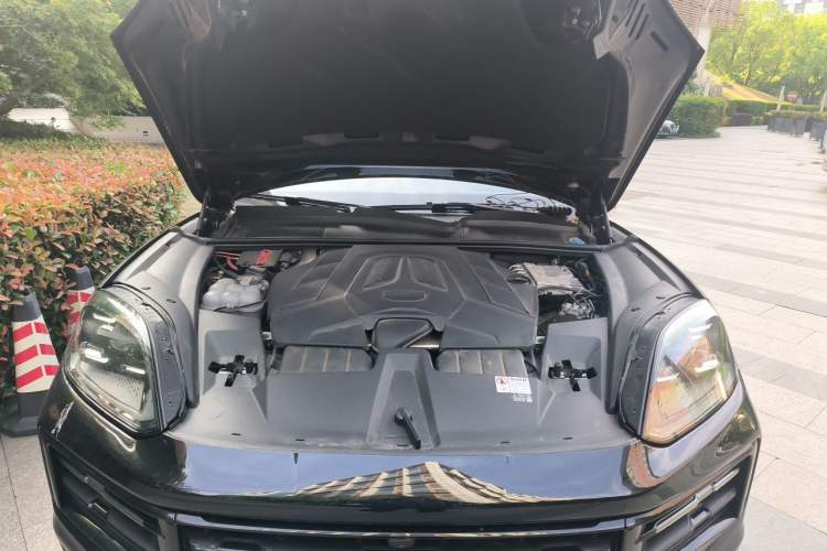 Used Porsche Cayenne 2025 Cayenne 3.0T Engine Bay