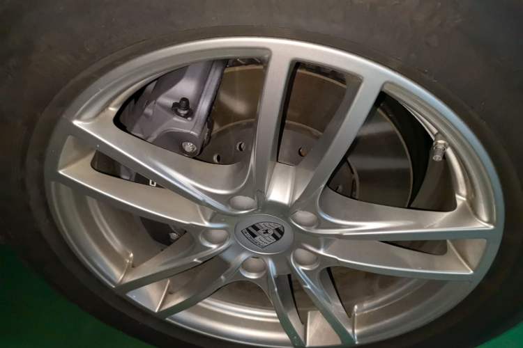 Used Porsche Cayenne 2025 Cayenne 3.0T Dream-Chasing Edition Right Front Wheel Hub