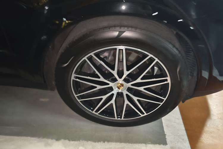 Used Porsche Cayenne 2025 Cayenne 3.0T Dream-Chasing Edition Right Front Wheel Hub
