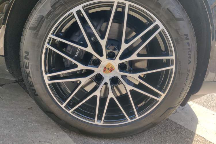 Used Porsche Cayenne 2025 Cayenne 3.0T Dream-Chasing Edition Right Front Wheel Hub