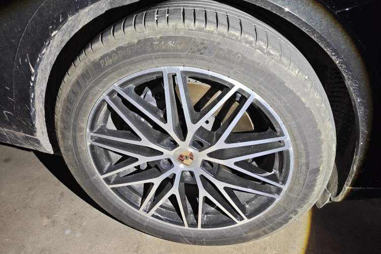 Used Porsche Cayenne 2025 Cayenne 3.0T Right Front Wheel Hub