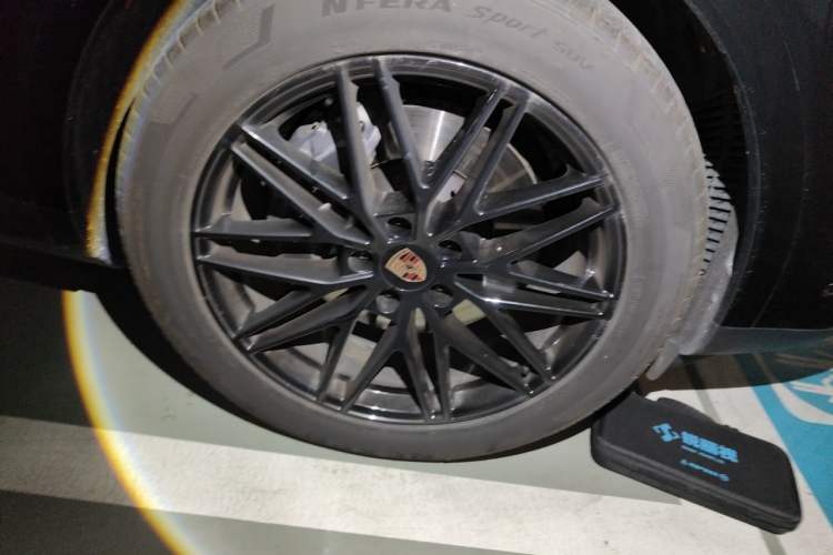 Used Porsche Cayenne 2025 Cayenne 3.0T Dream-Chasing Edition Right Front Wheel Hub