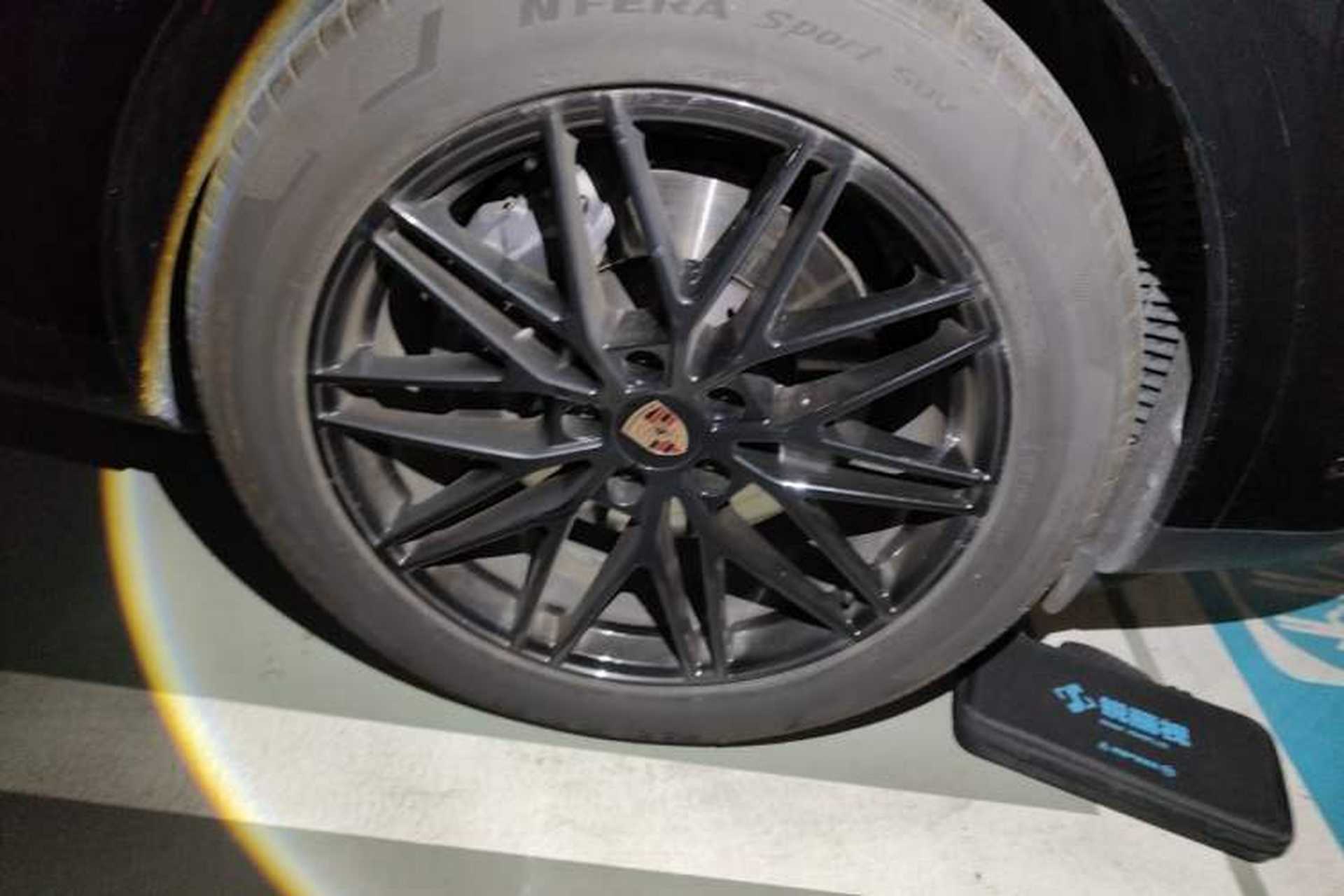 Used Porsche Cayenne 2025 Cayenne 3.0T Dream-Chasing Edition Right Front Wheel Hub