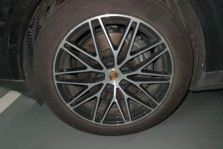 Used Porsche Cayenne 2025 Cayenne 3.0T Dream-Chasing Edition Right Front Wheel Hub