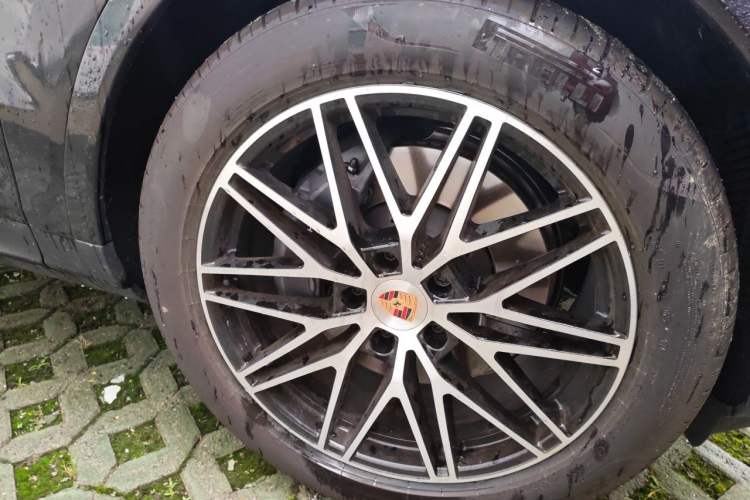 Used Porsche Cayenne 2025 Cayenne 3.0T Dream-Chasing Edition Right Front Wheel Hub