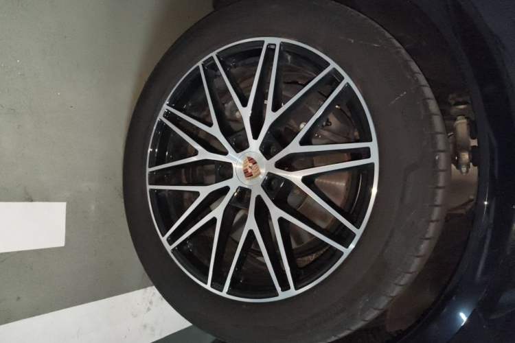 Used Porsche Cayenne 2025 Cayenne 3.0T Dream-Chasing Edition Right Front Wheel Hub