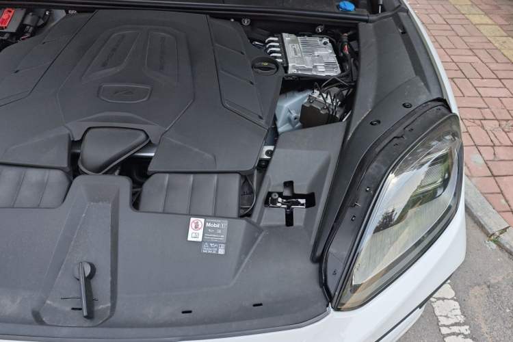 Used Porsche Cayenne 2025 Cayenne 3.0T Dream-Chasing Edition Engine Bay Left