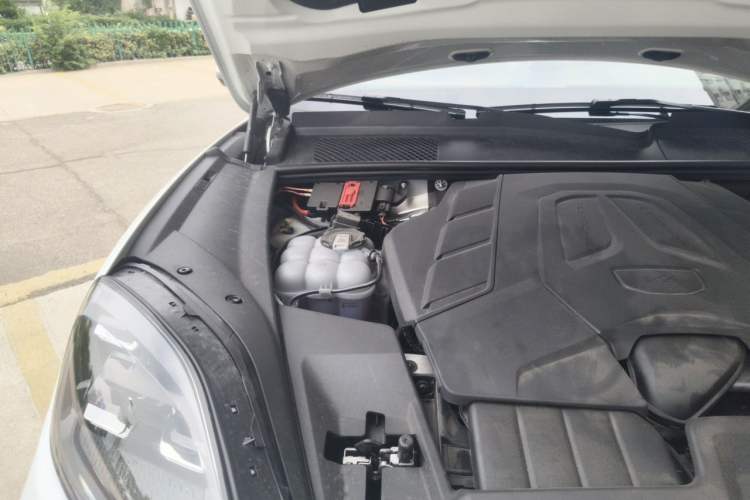 Used Porsche Cayenne 2025 Cayenne 3.0T Engine Bay Right