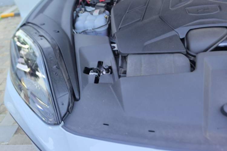 Used Porsche Cayenne 2025 Cayenne 3.0T Engine Bay Right