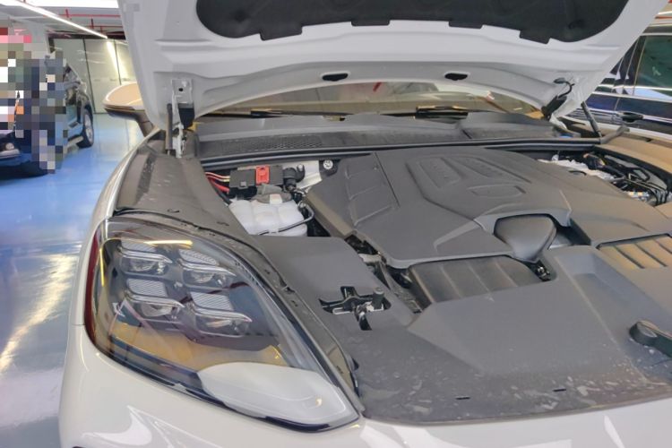 Used Porsche Cayenne 2025 Cayenne 3.0T Engine Bay Right
