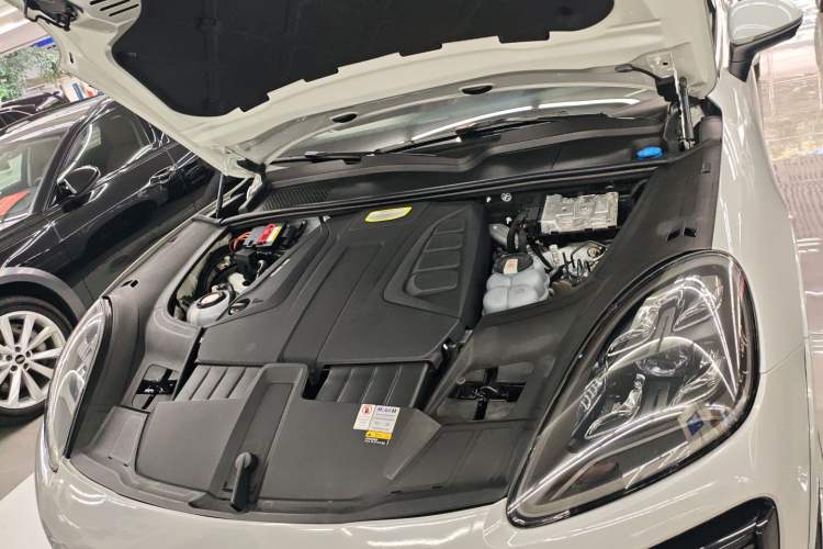 Used Porsche Cayenne E-Hybrid 2021 Cayenne E-Hybrid 2.0T Engine Bay