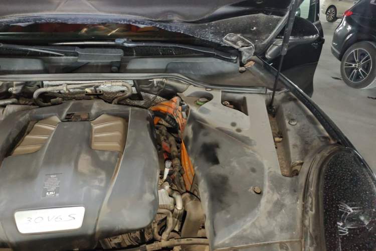 Used Porsche Cayenne E-Hybrid 2015 Cayenne S E-Hybrid 3.0T Engine Bay Left