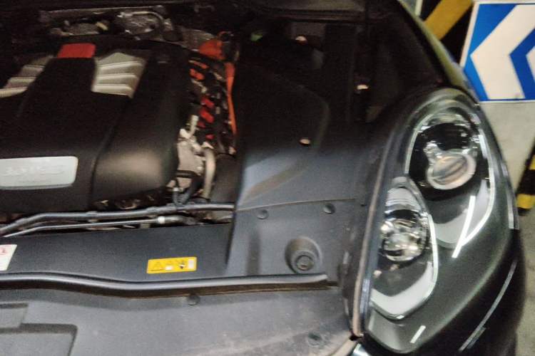 Used Porsche Cayenne E-Hybrid 2015 Cayenne S E-Hybrid 3.0T Engine Bay Left