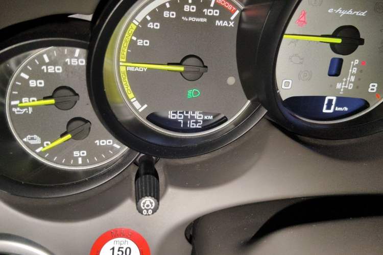 Used Porsche Cayenne E-Hybrid 2015 Cayenne S E-Hybrid 3.0T Odometer Close Up