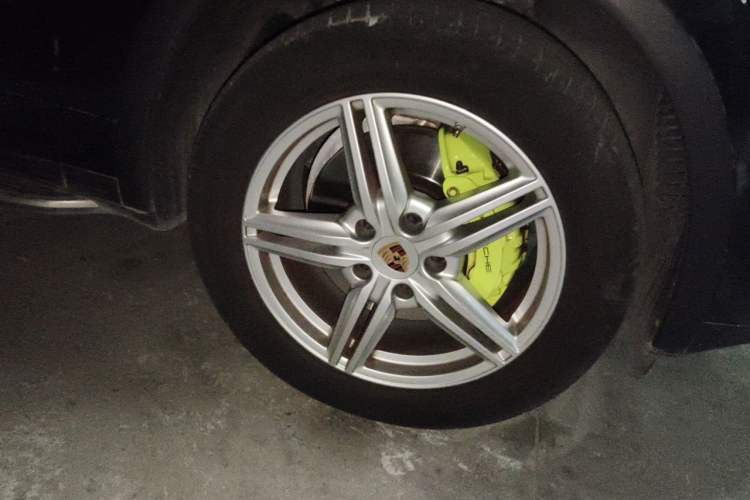 Used Porsche Cayenne E-Hybrid 2015 Cayenne S E-Hybrid 3.0T Right Front Wheel Hub