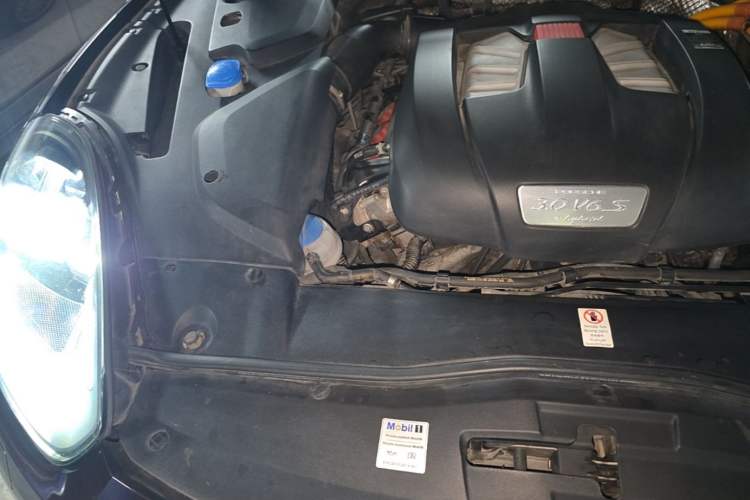 Used Porsche Cayenne E-Hybrid 2015 Cayenne S E-Hybrid 3.0T Engine Bay Right