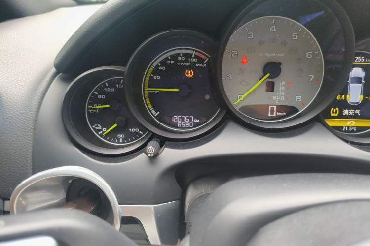 Used Porsche Cayenne E-Hybrid 2015 Cayenne S E-Hybrid 3.0T Odometer Close Up