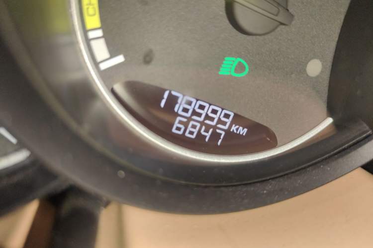 Used Porsche Cayenne E-Hybrid 2015 Cayenne S E-Hybrid 3.0T Odometer Close Up