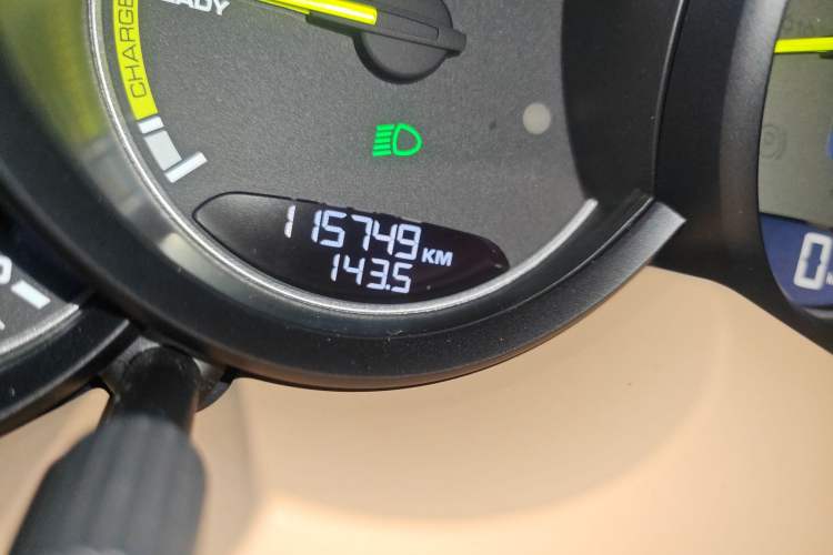 Used Porsche Cayenne E-Hybrid 2015 Cayenne S E-Hybrid 3.0T Odometer Close Up