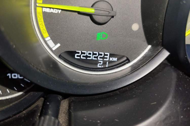 Used Porsche Cayenne E-Hybrid 2015 Cayenne S E-Hybrid 3.0T Odometer Close Up