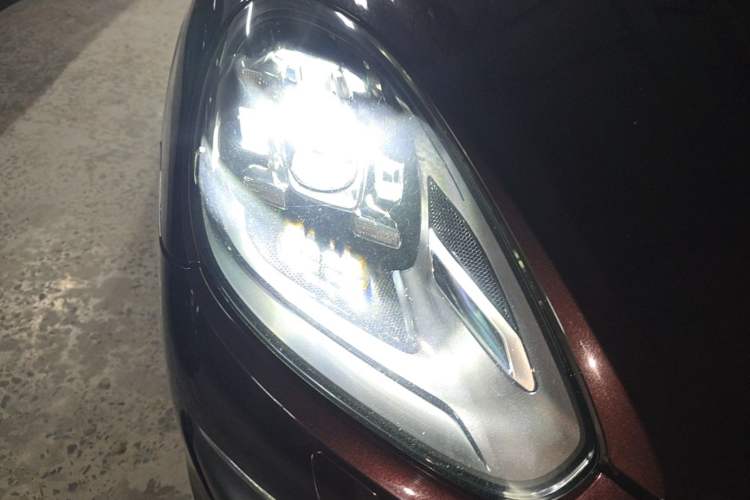 Used Porsche Cayenne E-Hybrid 2015 Cayenne S E-Hybrid 3.0T Right Front Headlight