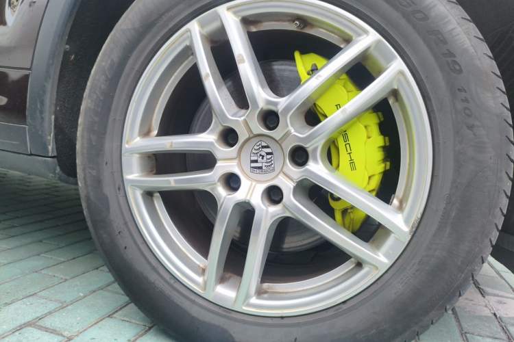 Used Porsche Cayenne E-Hybrid 2015 Cayenne S E-Hybrid 3.0T Right Front Wheel Hub