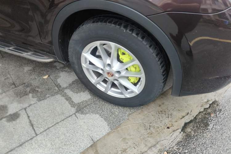 Used Porsche Cayenne E-Hybrid 2015 Cayenne S E-Hybrid 3.0T Right Front Wheel Hub