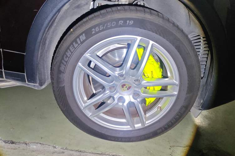 Used Porsche Cayenne E-Hybrid 2015 Cayenne S E-Hybrid 3.0T Right Front Wheel Hub