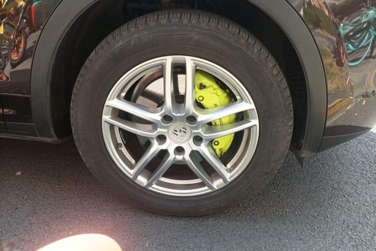 Used Porsche Cayenne E-Hybrid 2015 Cayenne S E-Hybrid 3.0T Right Front Wheel Hub