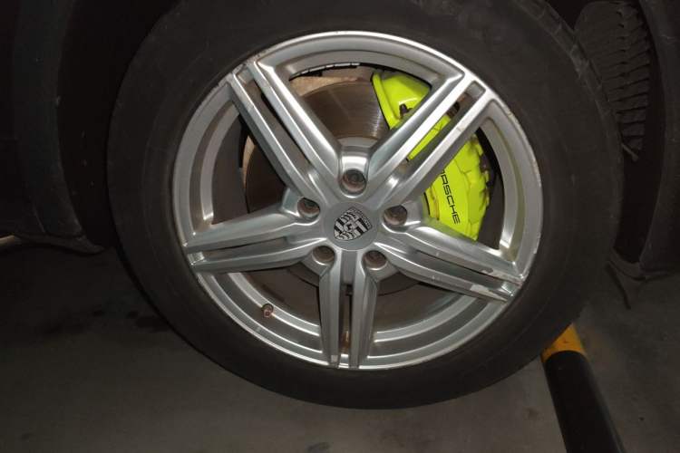Used Porsche Cayenne E-Hybrid 2015 Cayenne S E-Hybrid 3.0T Right Front Wheel Hub