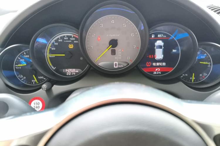 Used Porsche Cayenne E-Hybrid 2015 Cayenne S E-Hybrid 3.0T Odometer Close Up