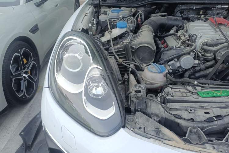 Used Porsche Cayenne E-Hybrid 2015 Cayenne S E-Hybrid 3.0T Engine Bay Right
