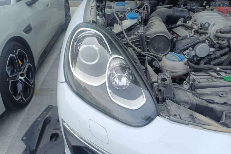 Used Porsche Cayenne E-Hybrid 2015 Cayenne S E-Hybrid 3.0T Right Front Headlight