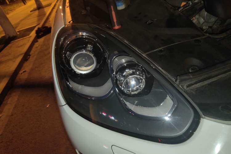 Used Porsche Cayenne E-Hybrid 2015 Cayenne S E-Hybrid 3.0T Right Front Headlight
