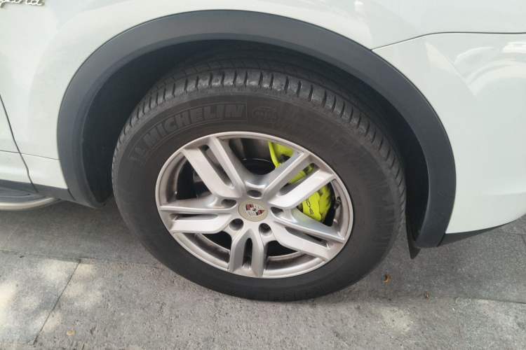 Used Porsche Cayenne E-Hybrid 2015 Cayenne S E-Hybrid 3.0T Right Front Wheel Hub