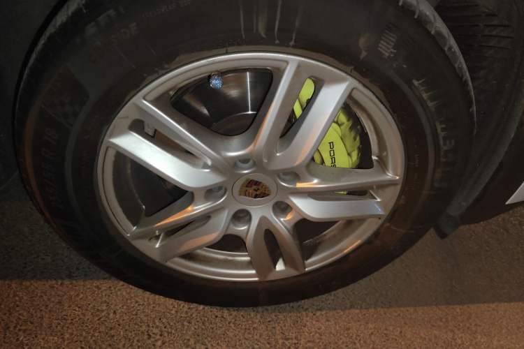Used Porsche Cayenne E-Hybrid 2015 Cayenne S E-Hybrid 3.0T Right Front Wheel Hub