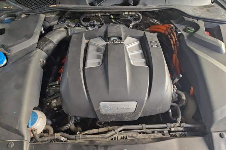 Used Porsche Cayenne E-Hybrid 2016 Cayenne S E-Hybrid 3.0T Engine Bay
