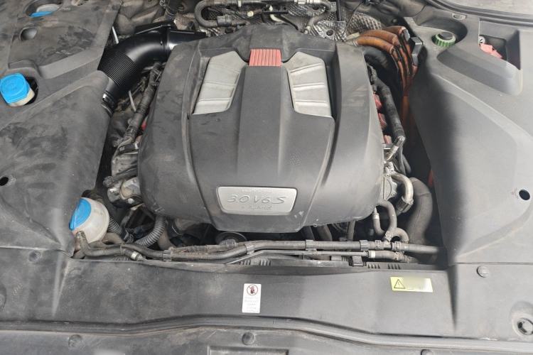 Used Porsche Cayenne E-Hybrid 2016 Cayenne S E-Hybrid 3.0T Engine Bay