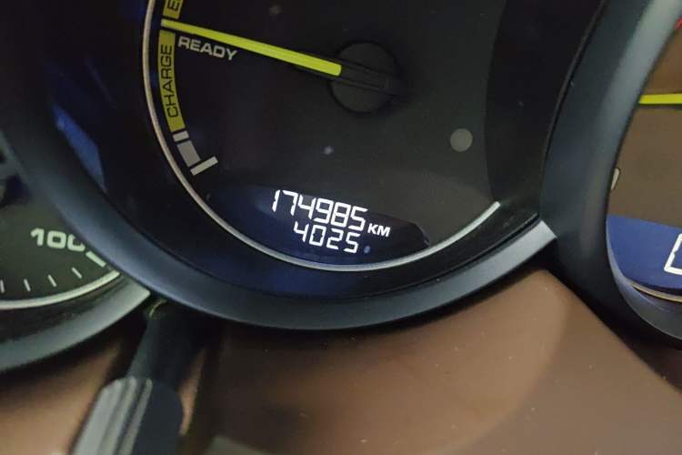 Used Porsche Cayenne E-Hybrid 2016 Cayenne S E-Hybrid 3.0T Odometer Close Up