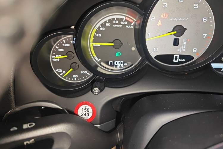 Used Porsche Cayenne E-Hybrid 2016 Cayenne S E-Hybrid 3.0T Odometer Close Up