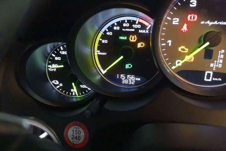 Used Porsche Cayenne E-Hybrid 2016 Cayenne S E-Hybrid 3.0T Odometer Close Up