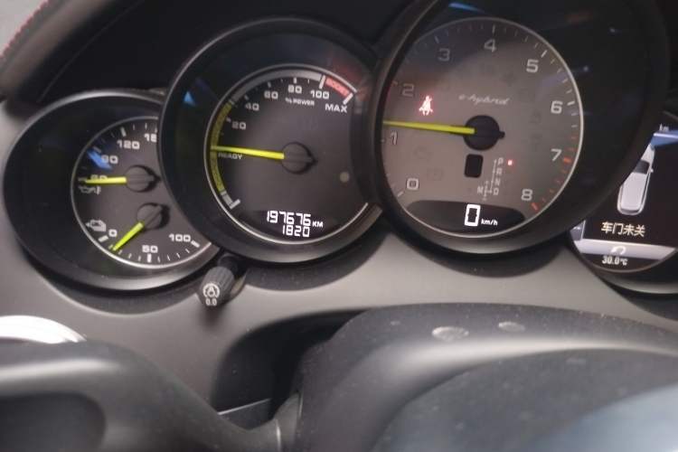Used Porsche Cayenne E-Hybrid 2016 Cayenne S E-Hybrid 3.0T Odometer Close Up