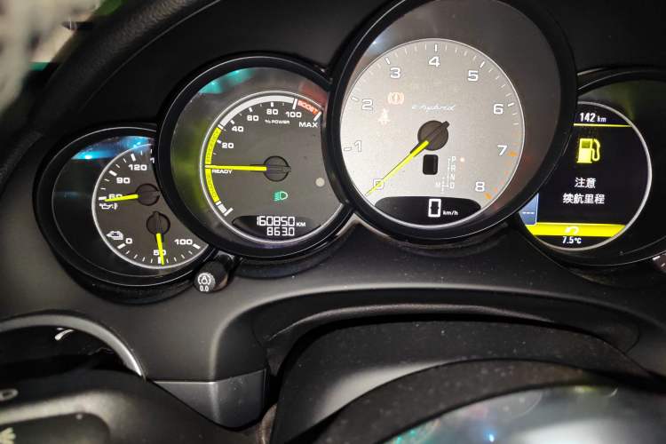 Used Porsche Cayenne E-Hybrid 2016 Cayenne S E-Hybrid 3.0T Odometer Close Up