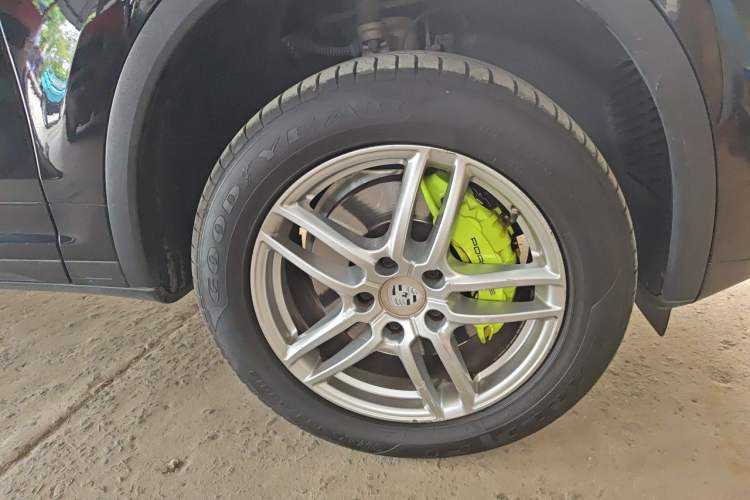 Used Porsche Cayenne E-Hybrid 2016 Cayenne S E-Hybrid 3.0T Right Front Wheel Hub